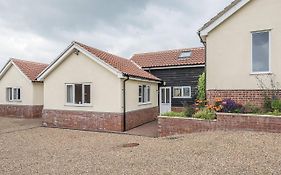 Grove Farm Bungalow With Swimming Pool, Dallinghoo